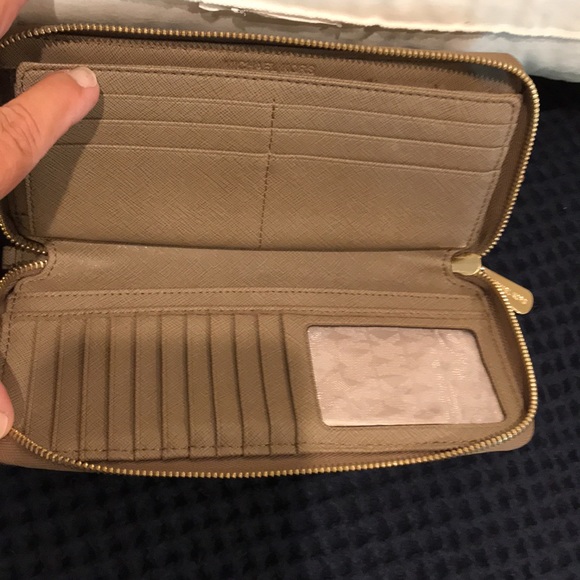 Michael Kors wallets. Large and small. - Picture 4 of 10